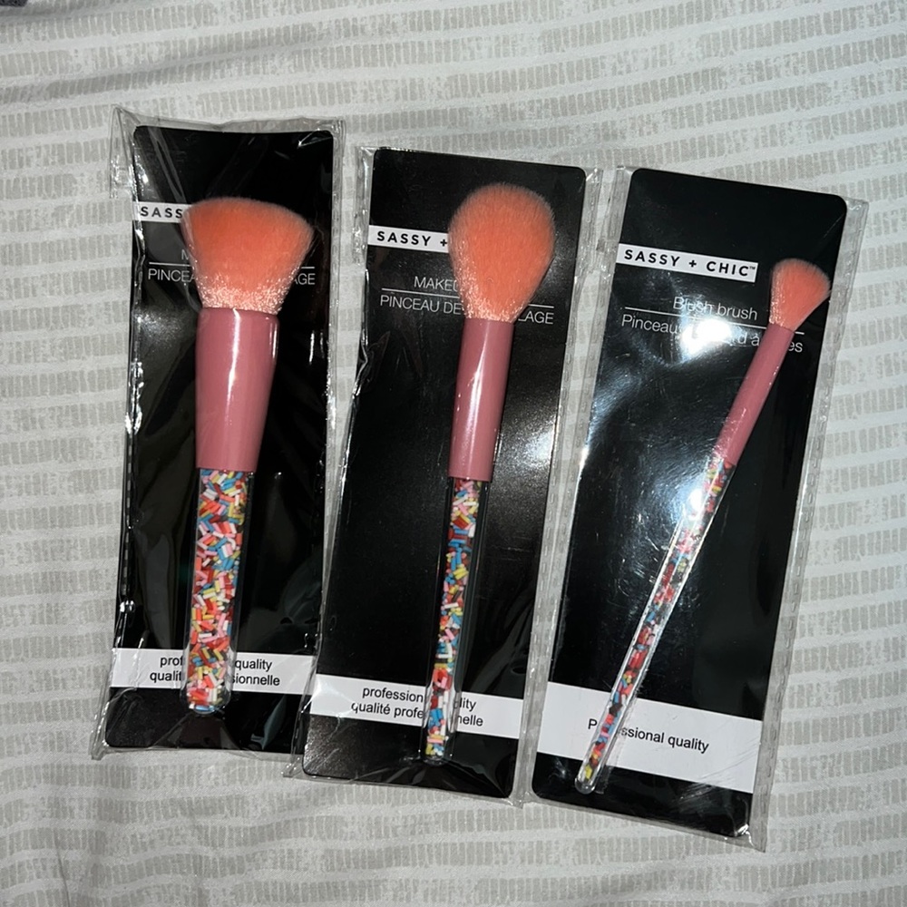 NWT Sassy + Chic 3pc Pink makeup brush and bristle rainbow sprinkle set